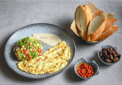 מנה בצלחת בתוספת סלטים