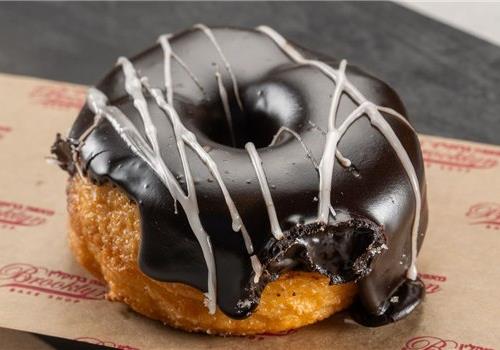 דונאטס  שחור פסים לבן Chocolate White Drizzle Donut
