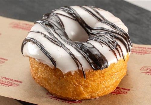 דונאטס לבן פסים שחור White Chocolate Drizzle Donut