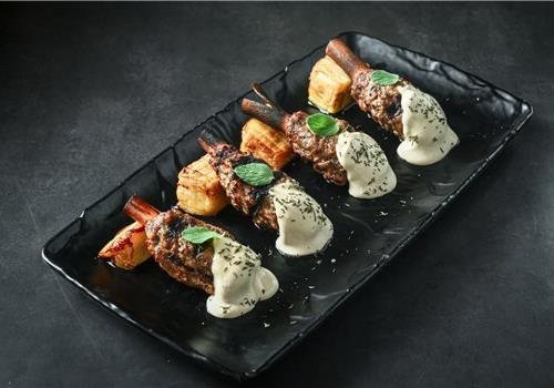 קבבוני טלה על מקלות קינמון 