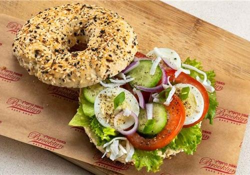 בייגל ביצה קשה וירקות