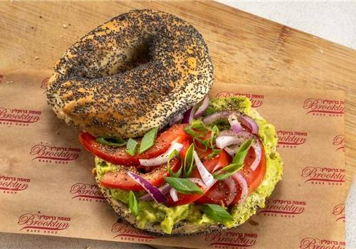 בייגל אבוקדו וירקות