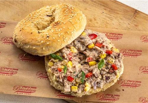 בייגל טונה וירקות