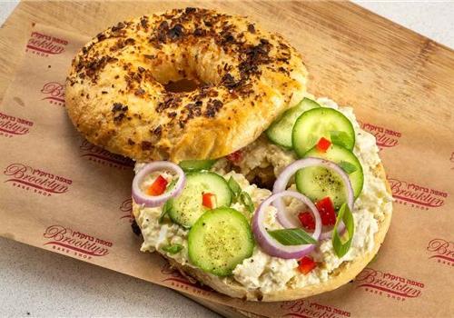 בייגל סלט ביצים וירקות