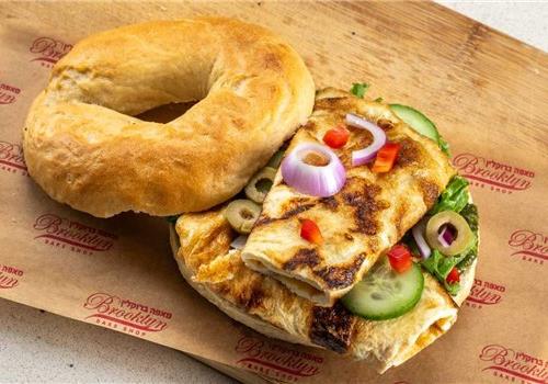 בייגל חביתה וירקות