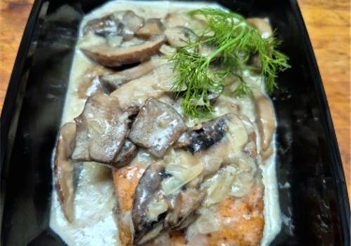 2 פרוסות פילה סולמון ברוטב שמנת פטריות