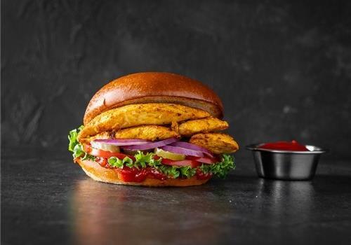 צ'יקן בורגר: חזה עוף במרינדה בלחמנייה