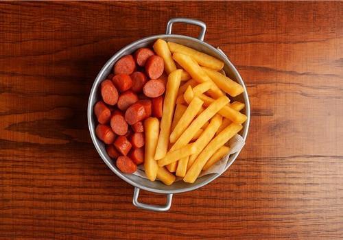 נקניקיות וצ'יפס