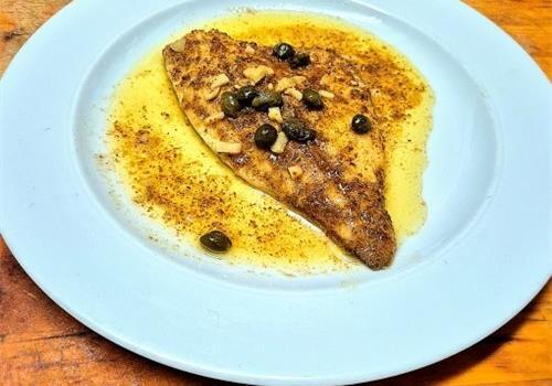 פילה דניס ברוטב חמאה שום יין לבן לימון ועשבי תיבול תוספת אורז