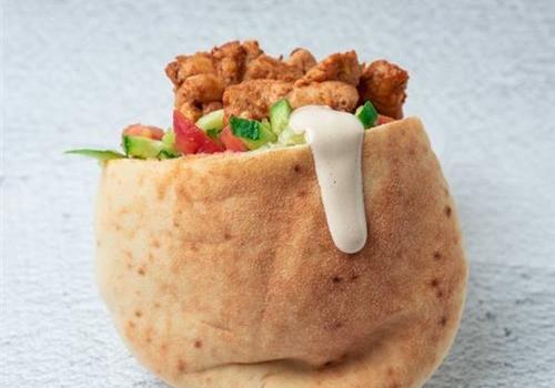 חזה עוף בפיתה