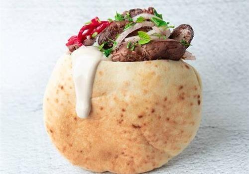 כבד עוף עם בצל מטוגן בפיתה