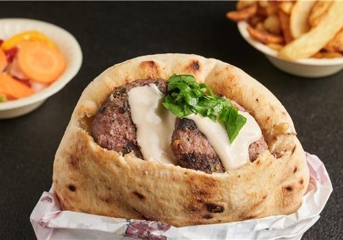 שיפוד קבב בפיתה