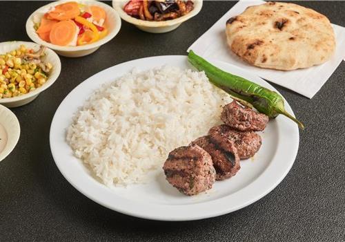 שיפוד קבב בצלחת