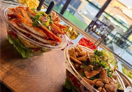 סלט חזה עוף/שניצל בהרכבה 