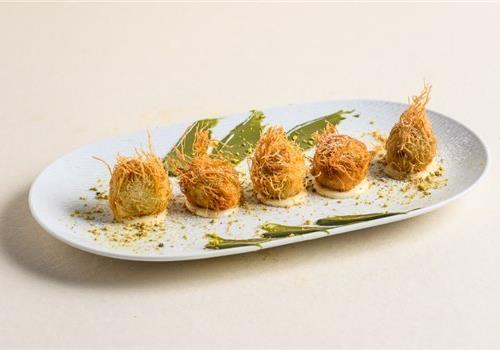 כדורי כנאפה פיסטוק ברוטב שוקולד לבן והדרים