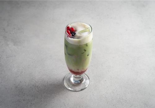 משקה מאצ'ה תות ופירות יער