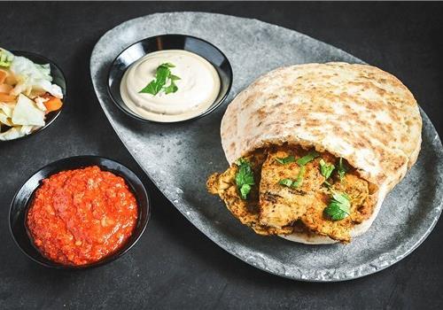 חזה עוף בפיתה