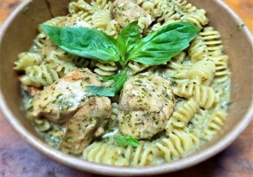 פסטה עוף ברוטב פסטו קרמי			