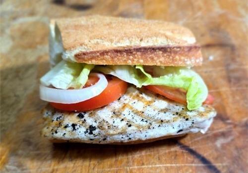 כריך חזה עוף על הפלנצ'ה