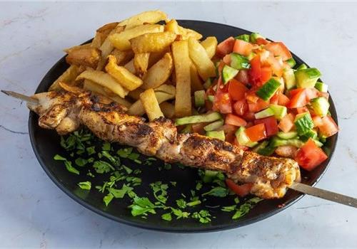   שיפוד דג סלמון בצלחת