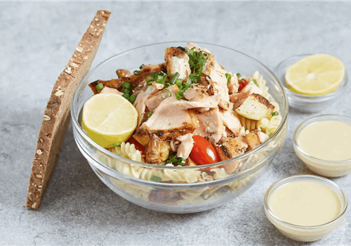 סלט פסטה ושברי סלמון