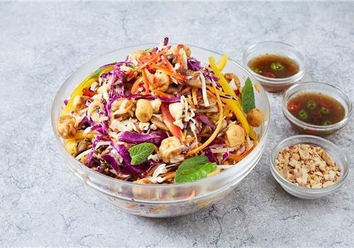 סלט ויאטנמי (מגיע מעורבב עם רטבים בצד)