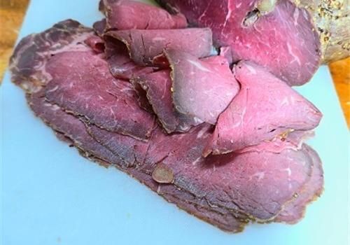 ניתן לקנות במשקל פרוסות סינטה איכותית מיושנת לכריכים תוצרת שלנו  - מחיר ל100 גרם