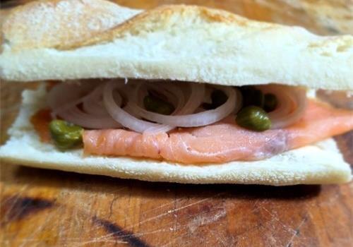 כריך סולמון מעושן נורווגי