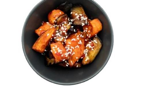  חצילים ובטטות קלויים ברוטב צ'ילי