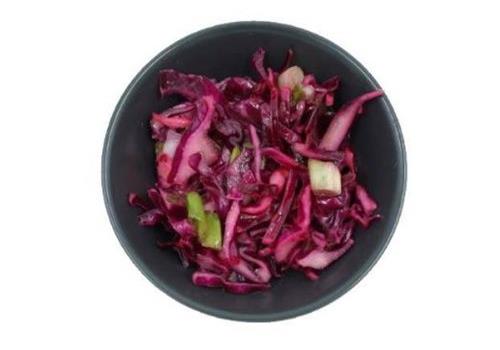 כרוב אדום עם בצל ירוק