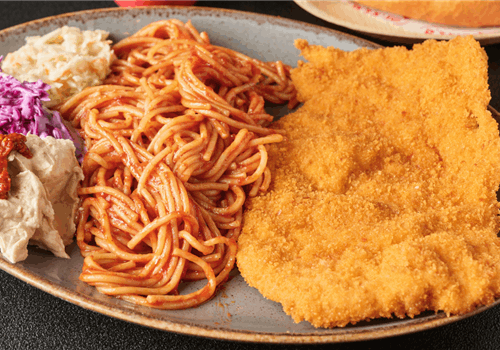 שניצל עם ספגטי בצלחת