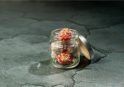 צנצנת כדורי שוקולד