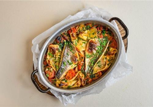 דניס צלוי על פסטה קרועה ושרי