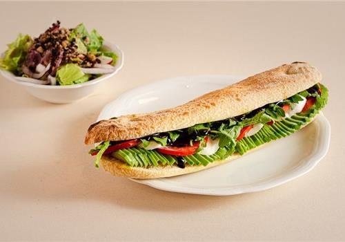 כריך אבוקדו ומוצרלה