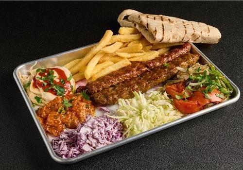 לאפה פתוחה בצלחת עם 2 שיפודי קבב