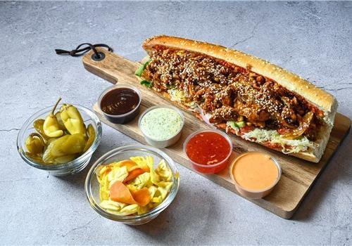 מוקפץ חזה עוף בבגט