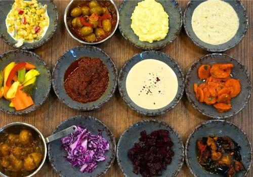 מגש סלטים ביתיים בסגנון שבת 