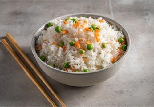 אורז לבן עם אפונה וגזר