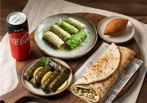 כרוב ממולא צמחוני 5 יחידות + עלי גפן 5 יחידות + פיתה דרוזית + קובה 1+ שתיה