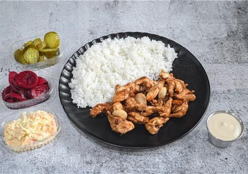 חזה עוף במרינדת טריאקי בצלחת