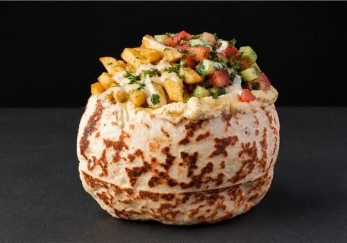 פיתה חומוס צ'יפס סלט 