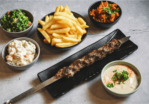 שיפוד קבב במגשית