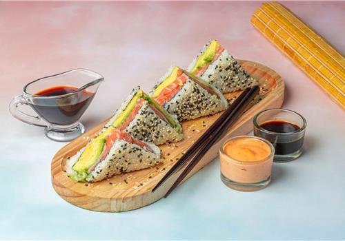 סנדוויץ' דג בליווי ירקות סנדוויץ' דג בליווי ירקות