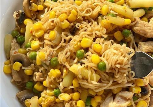 נודלס עם עוף אסיאתי 