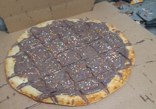 פיצה שוקולד + סוכריות צבעוניות
