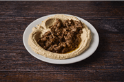 חומוס עם בשר במגשית