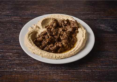 חומוס עם בשר במגשית
