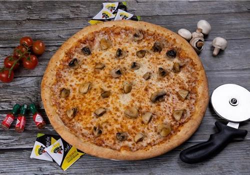 פיצה משפחתית צ׳יזי פיצה פסטו 100% מוצרלה