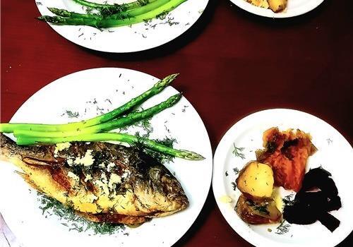 דגים - - דג דניס ברוטב ספניול –  מנה מהמטבח הרומני