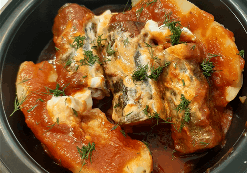 ממולאים - כרוב במילוי בשר בקר ואורז ברוטב עגבניות על מצע פירה תפו"א או פולנטה 